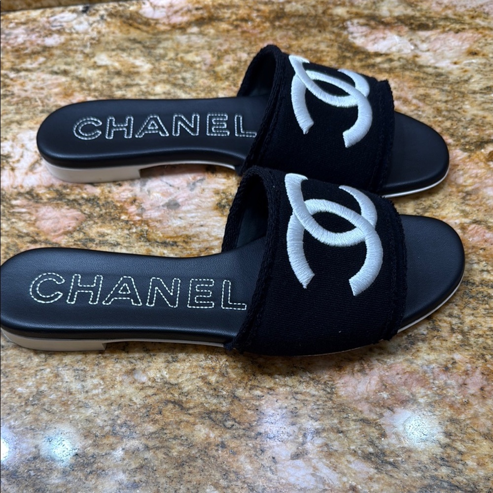 CHANEL Black and White Sandals with Minimalist Design - Picture 4 of 9
